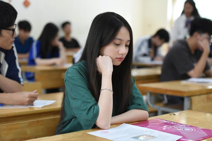 Thí sinh đến làm thủ tục dự thi tốt nghiệp THPT năm 2026. Ảnh: Xuân Quý