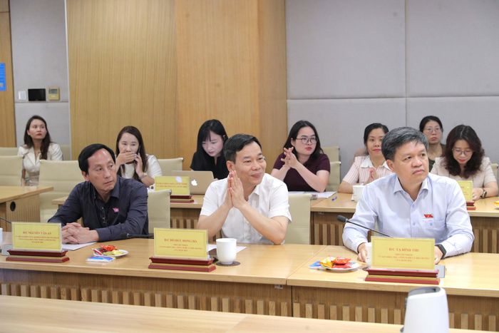 Các thành viên Ủy ban Khoa học, Công nghệ và Môi trường tham dự cuộc làm việc