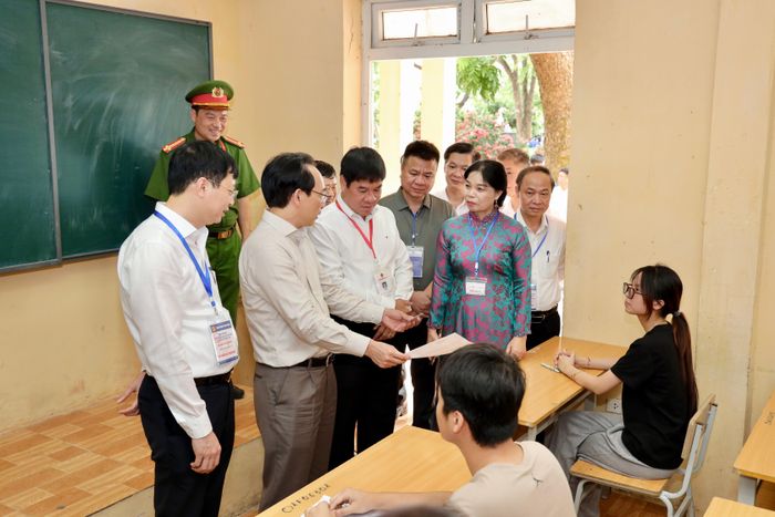 Bộ trưởng Hoàng Minh Sơn cùng đoàn công tác của Bộ GD-ĐT tới làm việc tại Điểm thi Trường THPT Nguyễn Du - Thanh Oai, xã Dân Hòa, TP. Hà Nội, chiều 10/6. Ảnh: Văn Mạnh