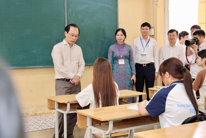 Bộ trưởng Hoàng Minh Sơn trực tiếp xuống các phòng thi động viên thí sinh. Ảnh: Văn Mạnh