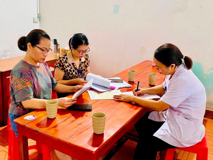 Cán bộ Trạm Y tế xã Thạch Hà tiến hành kiểm tra các cơ sở kinh doanh thực phẩm, dịch vụ ăn uống trên địa bàn nhằm đảm bảo vệ sinh an toàn thực phẩm tại kỳ thi.