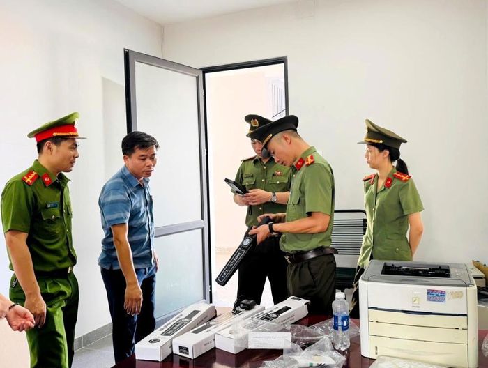 Công an phường Thành Sen kiểm tra các thiết bị phục vụ kỳ thi tại điểm thi Trường THPT Phan Đình Phùng