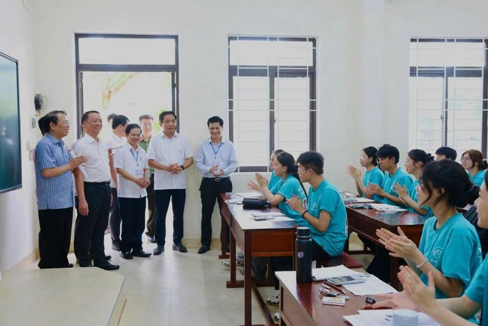 Chủ tịch UBND tỉnh Hà Tĩnh Phan Thiên Định cùng đoàn công tác kiểm tra công tác chuẩn bị kỳ thi Tốt nghiệp THPT 2026 tại Trường THPT Lý Tự Trọng