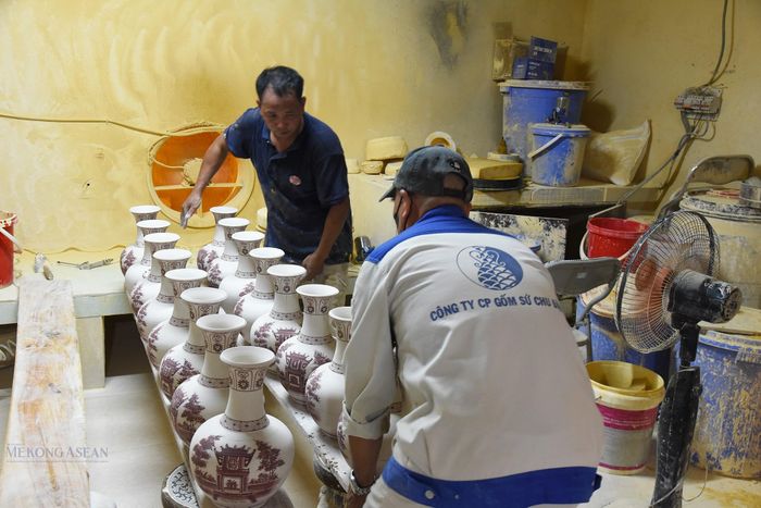 Công đoạn đưa sản phẩm gốm vào lò nung. Ảnh: Mekong ASEAN.