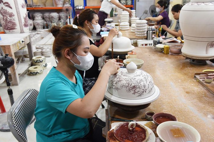 Các nghệ nhân vẽ những họa tiết lên sản phẩm. Ảnh: Mekong ASEAN.