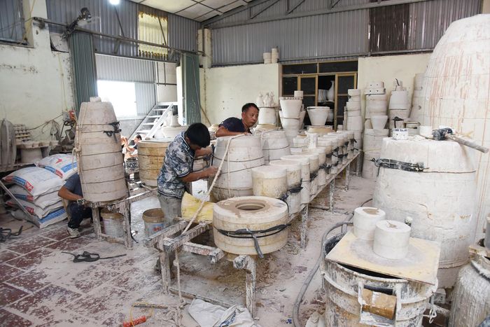 Bên trong xưởng gốm ở làng Chu Đậu. Ảnh: Mekong ASEAN.