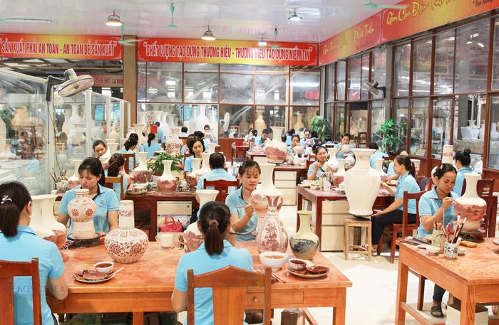 Những năm qua, làng gốm Chu Đậu đã tạo thêm nhiều công ăn việc làm, thu hút người lao động. Ảnh: Huynh Anh.