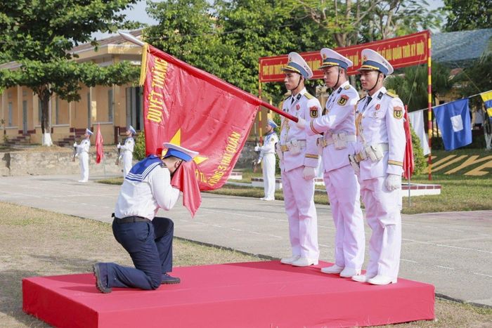 Chiến sĩ mới hôn Quân kỳ Quyết thắng đánh dấu sự trưởng thành của người quân nhân trẻ, sẵn sàng cống hiến tuổi xuân cho sự nghiệp bảo vệ chủ quyền biển, đảo Tổ quốc