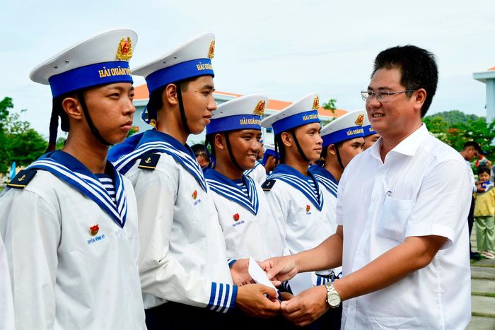 Lãnh đạo địa phương tặng quà động viên chiến sĩ mới sau Lễ tuyên thệ