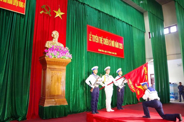 Nghi thức hôn Quân kỳ tại Trung tâm huấn luyện Vùng 4.