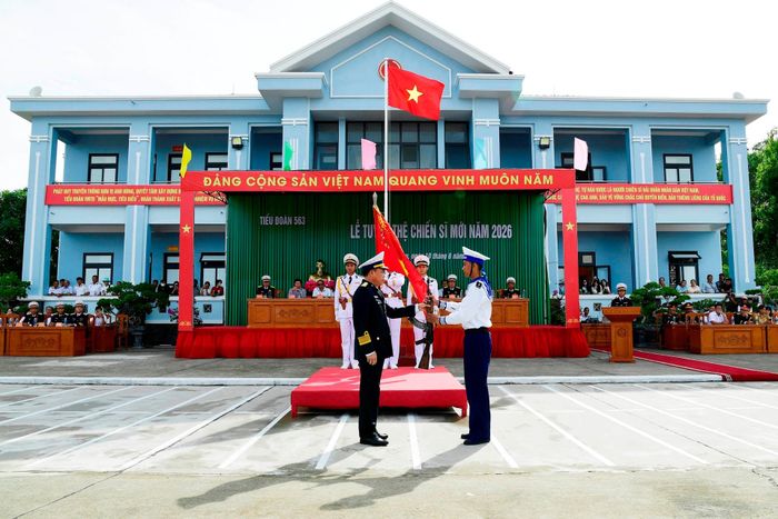 Nghi thức trao súng cho CSM tại Lễ tuyên thệ