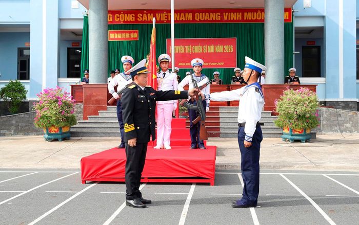 Chỉ huy trưởng Trung tâm trao vũ khí cho chiến sĩ mới