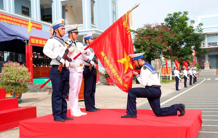 Chiến sĩ mới thực hiện nghi thức tuyên thệ thiêng liêng.