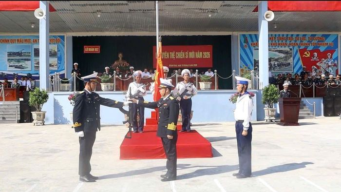 Đại tá Lê Tiến Thành, Lữ đoàn trưởng Lữ đoàn 957 thực hiện nghi thức trao vũ khí cho chiến sĩ.