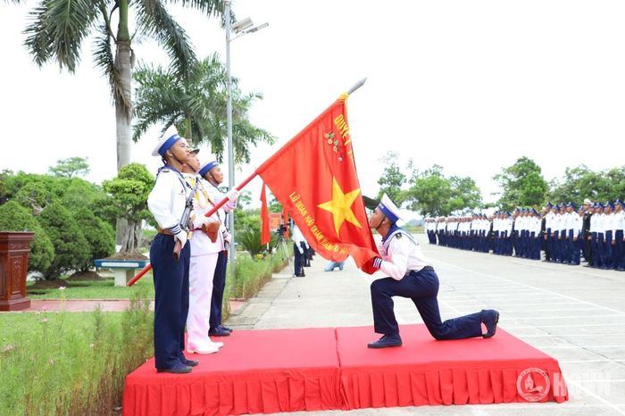 Chiến sĩ mới tuyên thệ và hôn Quân kỳ Quyết thắng (ảnh HQVN)