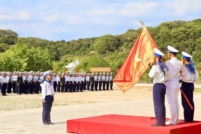 Đại diện chiến sĩ mới thực hiện tuyên thệ tại Lữ đoàn 957.