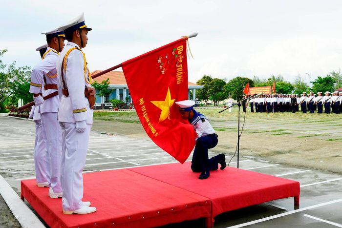 Nghi thức chiến sĩ mới hôn Quân kỳ Quyết thắng