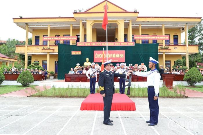 Đồng chí Lữ đoàn trưởng trao vũ khí cho chiến sĩ (ảnh HQVN)