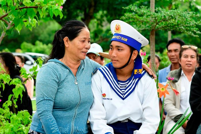 Niềm vui của người mẹ khi chứng kiến sự trưởng thành của con trong môi trường Quân đội.