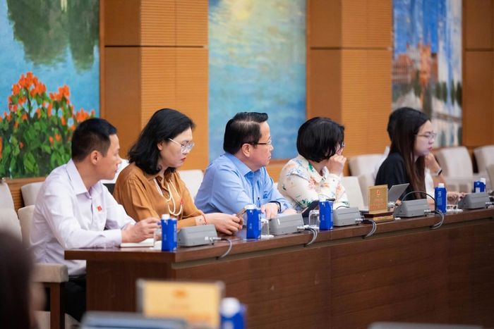 Thành viên Ủy ban Dân nguyện và Giám sát tham dự phiên họp