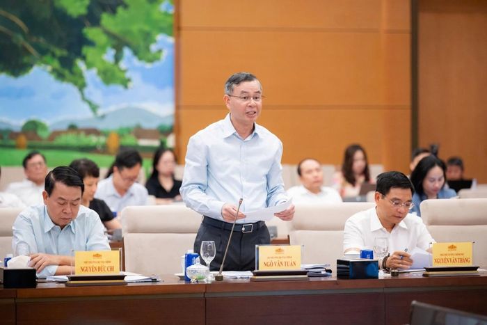 Bộ trưởng Bộ Tài chính Ngô Văn Tuấn báo cáo giải trình tại phiên họp