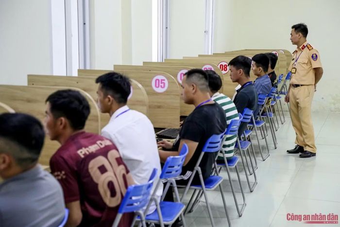 Các thí sinh thực hiện thi lý thuyết trong kỳ thi sát hạch cấp GPLX xe cơ giới đường bộ do Công an TP Hà Nội tổ chức.