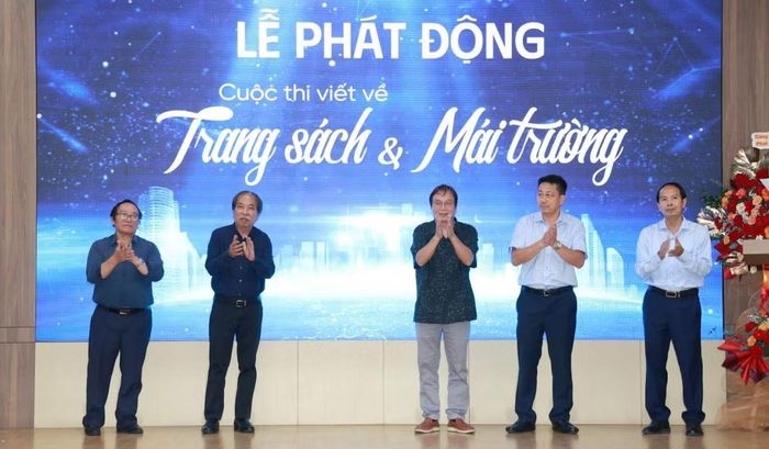 Lãnh đạo NXBGDVN và Hội Nhà văn Việt Nam thực hiện nghi thức phát động cuộc thi.