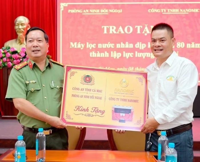Ông Nguyễn Như Thanh, Tổng Giám đốc Công ty TNHH Nanomic (bên phải) và Thượng tá Lê Minh Trung, Trưởng phòng An ninh đối ngoại, Công an tỉnh Cà Mau (bên trái) tại buổi lễ