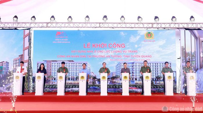 Thứ trưởng Đặng Hồng Đức và đồng chí Hầu A Lềnh cùng các đại biểu thực hiện nghi thức khởi công dự án.