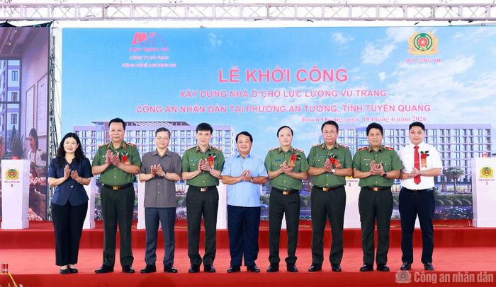Thứ trưởng Đặng Hồng Đức và đồng chí Hầu A Lềnh cùng các đại biểu