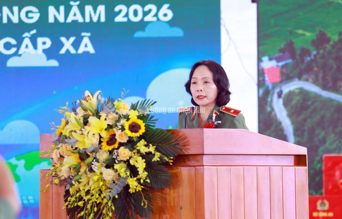 Thiếu tướng Phạm Thị Lan Anh, Cục trưởng Cục Y tế trình bày báo cáo về nội dung, mục đích, ý nghĩa của mô hình bảo vệ môi trường triển khai tại Công an xã Việt Lâm và Minh Quang, tỉnh Tuyên Quang.