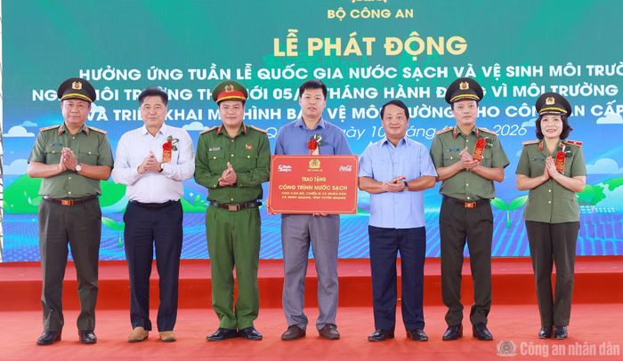 Thứ trưởng Đặng Hồng Đức và Bí thư Tỉnh ủy Hầu A Lềnh trao quà tặng cán bộ, chiến sĩ và nhân dân xã Minh Quang.