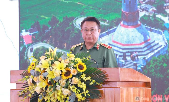 Thiếu tướng Nguyễn Đức Thuận phát biểu hưởng ứng phát động của Bộ Công an.