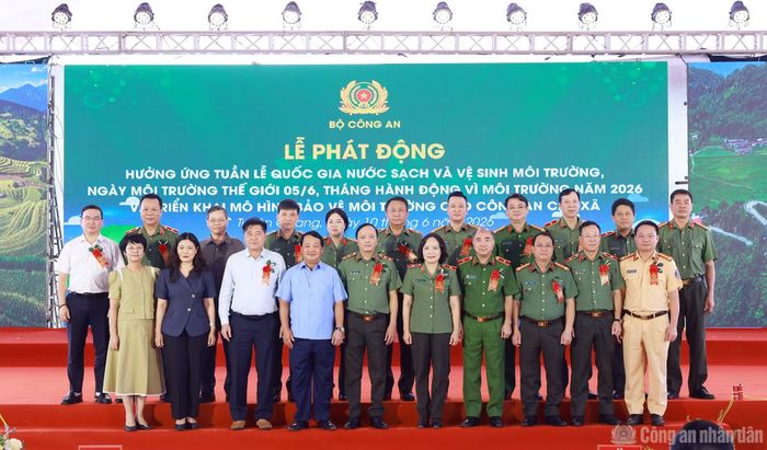 Thứ trưởng Đặng Hồng Đức và Bí thư Tỉnh ủy Hầu A Lềnh cùng các đại biểu.