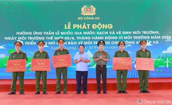 Thứ trưởng Đặng Hồng Đức và Bí thư Tỉnh ủy Hầu A Lềnh trao quà tặng Công an các xã Trung Thịnh, Thượng Sơn, Phú Linh, Việt Lâm và Minh Quang.