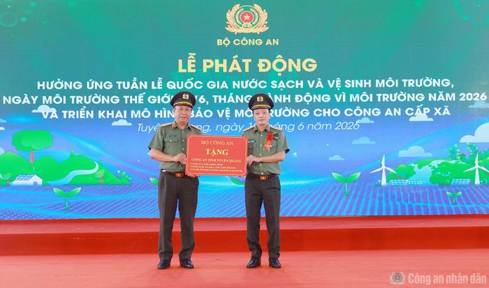Thứ trưởng Đặng Hồng Đức trao quà của Bộ Công an tặng Công an tỉnh Tuyên Quang.