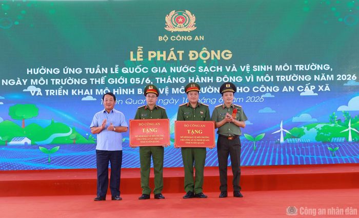 Thứ trưởng Đặng Hồng Đức và Bí thư Tỉnh ủy Hầu A Lềnh trao quà tặng Công an xã Việt Lâm và Công an xã Minh Quang.
