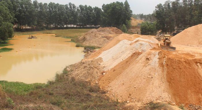 Khai thác cát xây dựng tại một khu mỏ.