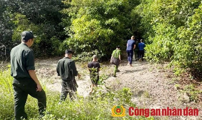 Tổ công tác Phòng CSĐT tội phạm về tham nhũng, kinh tế, buôn lậu, môi trường Công an tỉnh An Giang băng rừng theo vết các đối tượng săn bắt voọc bạc.