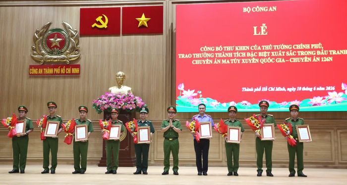 Thừa ủy quyền, Thứ trưởng Nguyễn Văn Long trao Thư khen của Thủ tướng Chính phủ cho các tập thể.