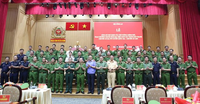 Thứ trưởng Nguyễn Văn Long cùng các đại biểu dự buổi lễ.