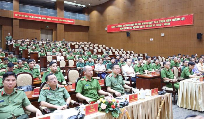 Thứ trưởng Nguyễn Văn Long cùng các đại biểu dự buổi lễ.
