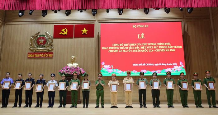 Thứ trưởng Nguyễn Văn Long trao Bằng khen của Bộ trưởng Bộ Công an cho các tập thể.