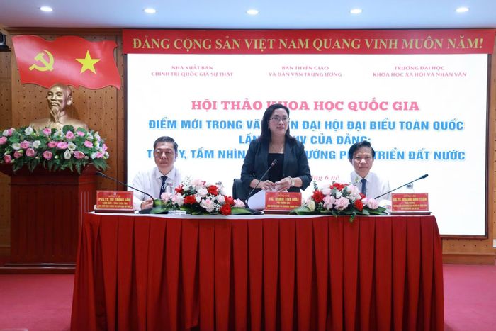 Phó Trưởng Ban Tuyên giáo và Dân vận Trung ương Đinh Thị Mai; Giám đốc - Tổng Biên tập Nhà xuất bản Chính trị quốc gia Sự thật Vũ Trọng Lâm; Hiệu trưởng Trường Đại học Khoa học xã hội và nhân văn Hoàng Anh Tuấn chủ trì hội thảo.