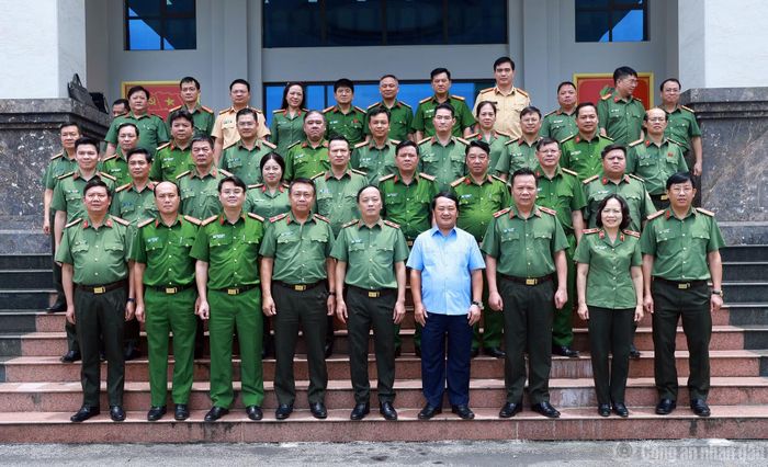 Thứ trưởng Đặng Hồng Đức và đồng chí Hầu A Lềnh cùng các đại biểu.