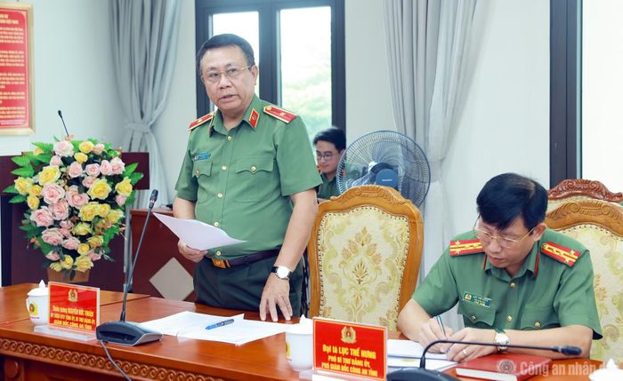 Thiếu tướng Nguyễn Đức Thuận trình bày báo cáo tại buổi làm việc.