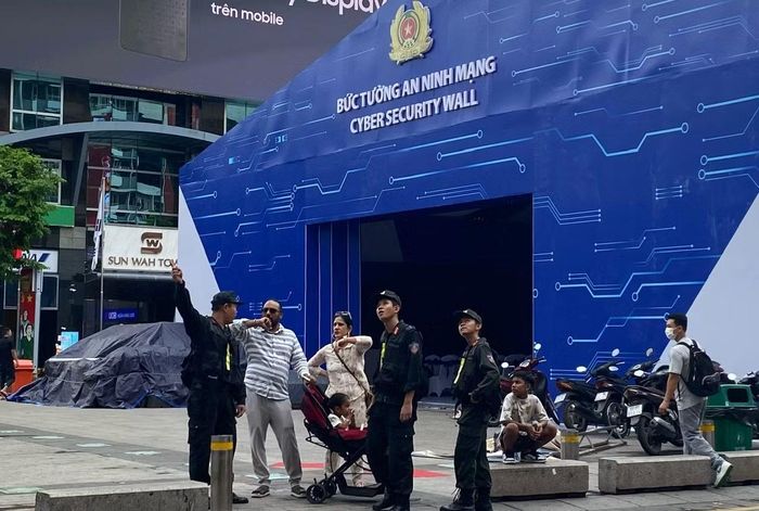 Nhiều du khách nước ngoài tò mò hỏi về chương trình được cán bộ chiến sĩ giải đáp tận tình.