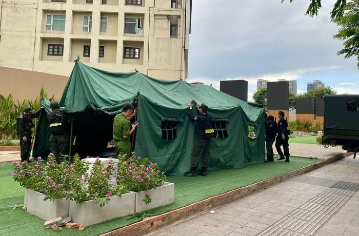 Thời tiết mưa gió thất thường nên lều trại của các đơn vị được dựng trực tiếp tại khu vực diễn ra chương trình.