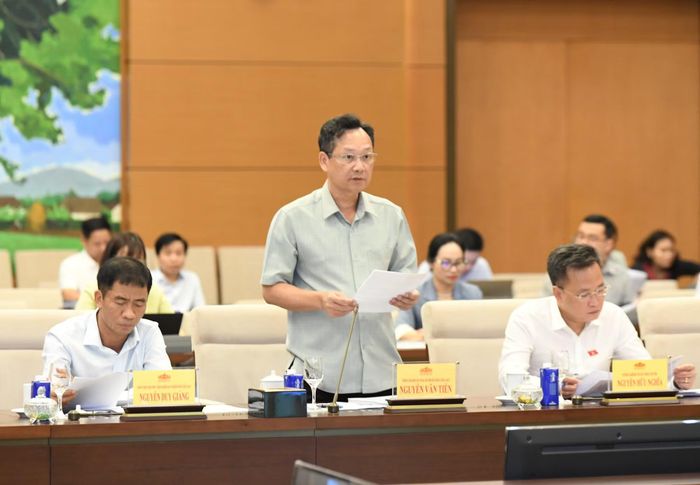 Phó Chánh án TAND tối cao Nguyễn Văn Tiến trình bày dự thảo Pháp lệnh.