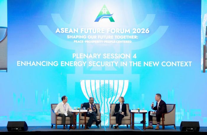 Tiến sĩ Venkatachalam Anbumozhi từ Viện Nghiên cứu Kinh tế ASEAN và Đông Á nhấn mạnh thách thức của ASEAN hiện nay không chỉ là tách tăng trưởng kinh tế khỏi mức tiêu thụ năng lượng, mà còn phải bảo đảm quá trình chuyển đổi năng lượng diễn ra một cách bao trùm.